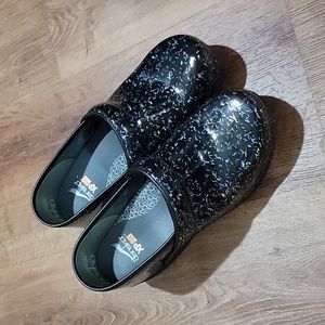 Dansko XP 2.0 professional clogs